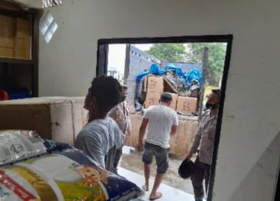 1657250160-Proses bongkar & distribusi bekal seragam PDL Polri tujuan Polres Halmahera2.jpeg